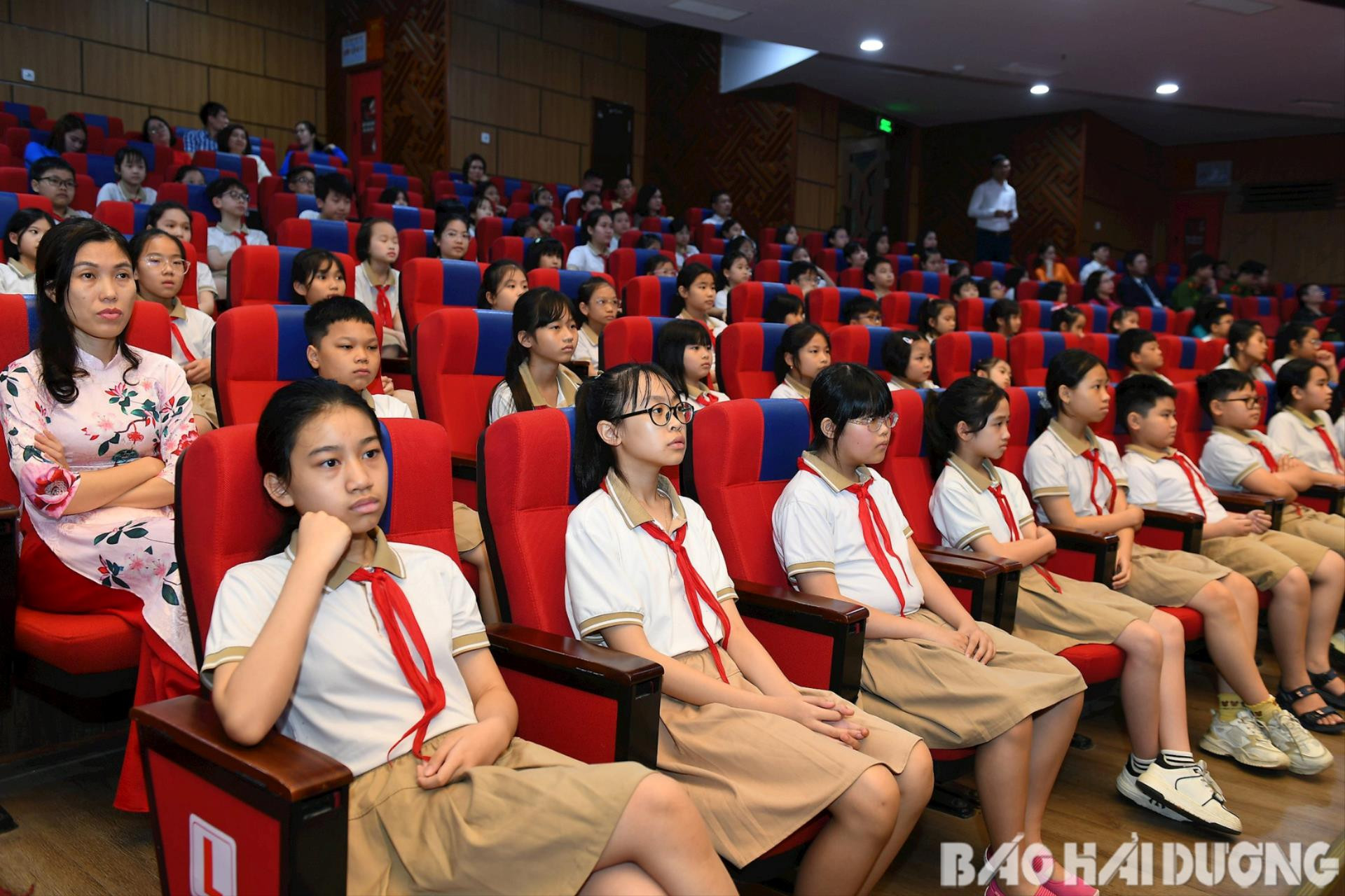 Các em học sinh Trường Tiểu học Nguyễn Lương Bằng (TP Hải Dương) tham dự buổi lễ kỷ niệm
