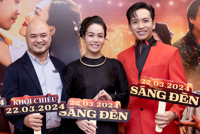 Đạo diễn Hoàng Tuấn Cường (trái) bên khách mời - diễn viên Nhật Kim Anh (giữa) và nam chính Bạch Công Khanh ở buổi công chiếu. Ảnh: Hương Lê