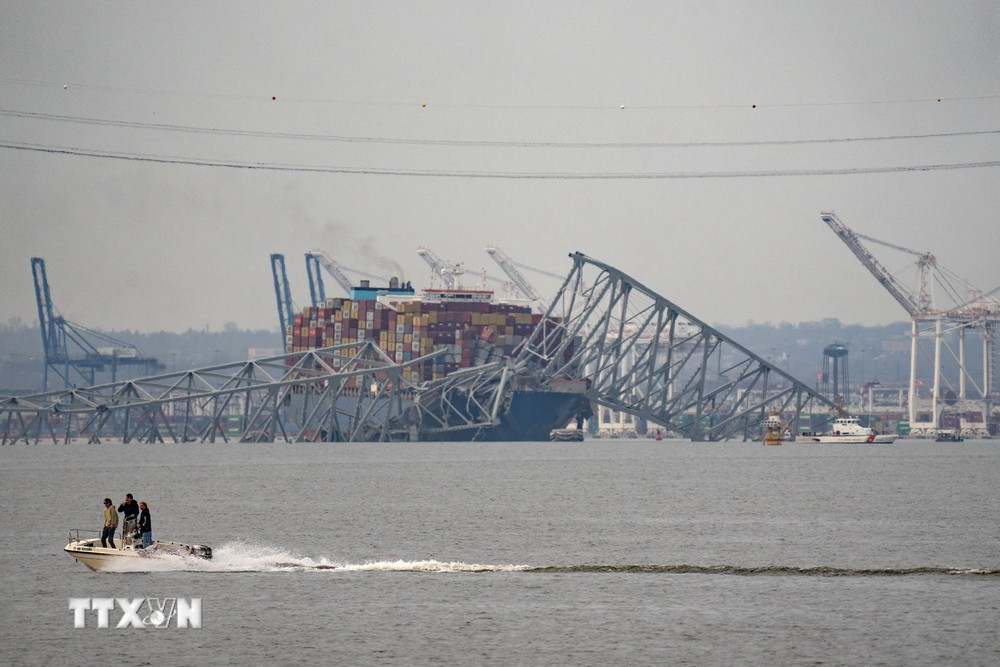 Hiện trường vụ sập cầu Francis Scott Key ở thành phố Baltimore, bang Maryland (Mỹ), sau khi bị tàu chở hàng đâm trúng, ngày 26/3. (Ảnh: AFP/TTXVN)