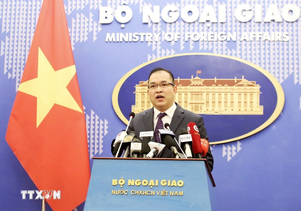 Phó Phát ngôn Bộ Ngoại giao Nguyễn Đức Thắng chủ trì Họp báo tháng 3. (Ảnh: Thu Phương/TTXVN phát)