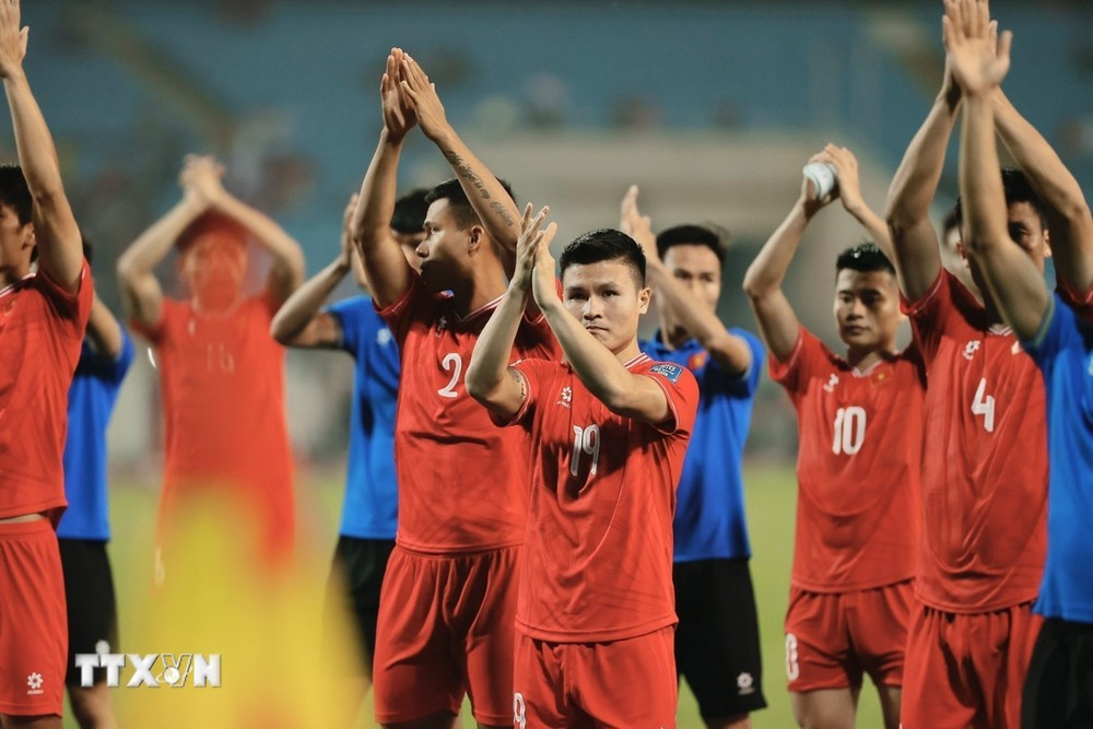Cầu thủ Việt Nam buồn bã sau trận thua Indonesia ở Mỹ Đình. (Ảnh: Minh Quyết/TTXVN)