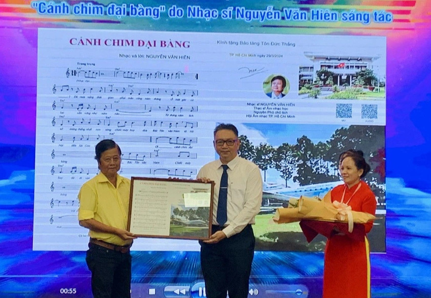 Nhạc sĩ Nguyễn Văn Hiên (trái) tặng ca khúc Cánh chim đại bàng cho Bảo tàng Tôn Đức Thắng - Ảnh: HOÀI PHƯƠNG