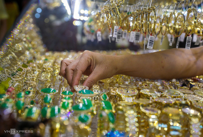 Người dân lựa vàng tại tiệm vàng trên đường Bùi Hữu Nghĩa (quận Bình Thạnh, TP HCM). Ảnh: Như Quỳnh