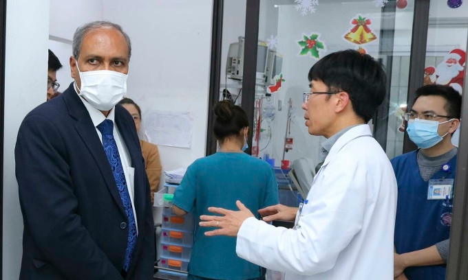 Giáo sư Jeyaraj Durai Pandian, Chủ tịch Hội Đột quỵ thế giới, thăm Bệnh viện Bạch Mai, ngày 29/2. Ảnh: Thế Anh