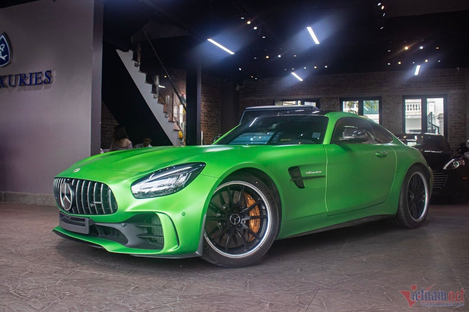 Lý do siêu xe Mercedes-AMG GT R nhập tư nhân đắt hơn chính hãng tới 4 tỷ đồng - 8