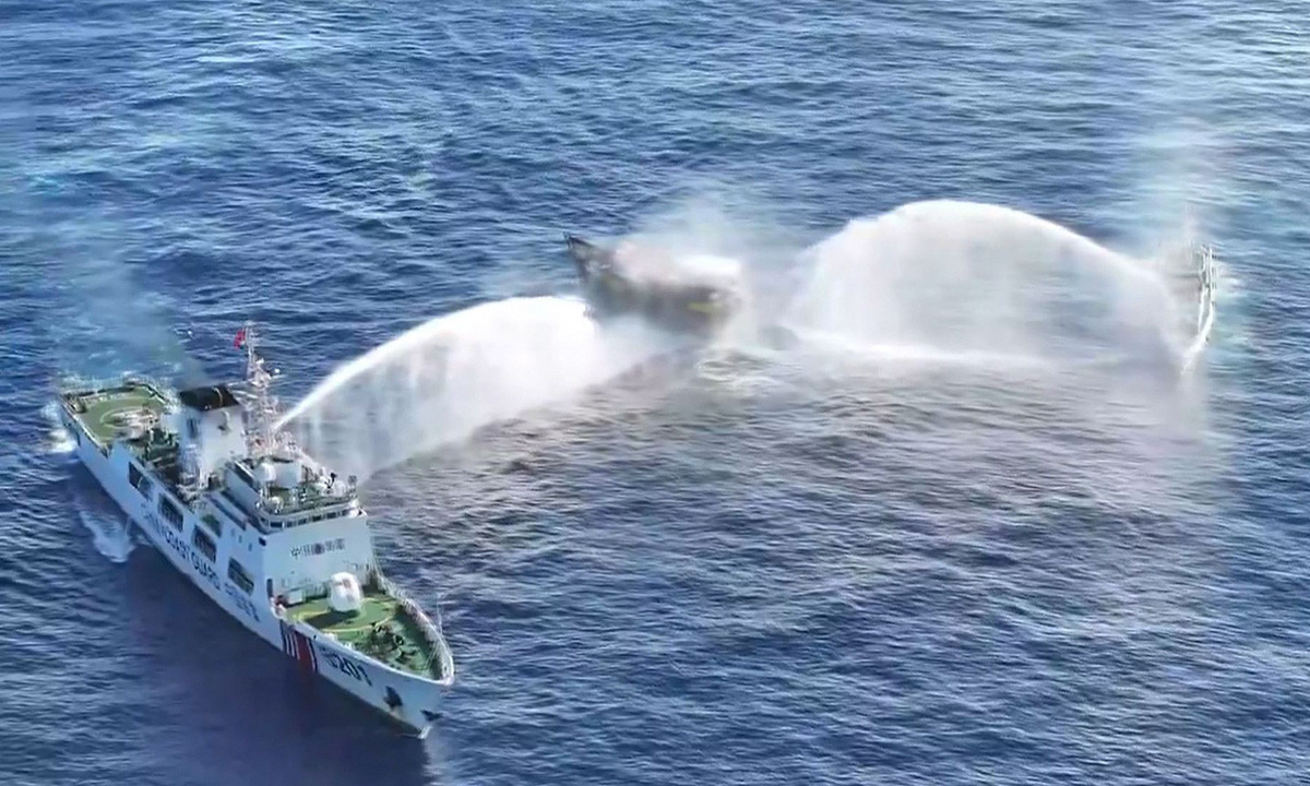 Tàu hải cảnh Trung Quốc phun vòi rồng vào tàu Philippines tại khu vực bãi Cỏ Mây ở Biển Đông vào ngày 5-3 năm nay - Ảnh: VCG