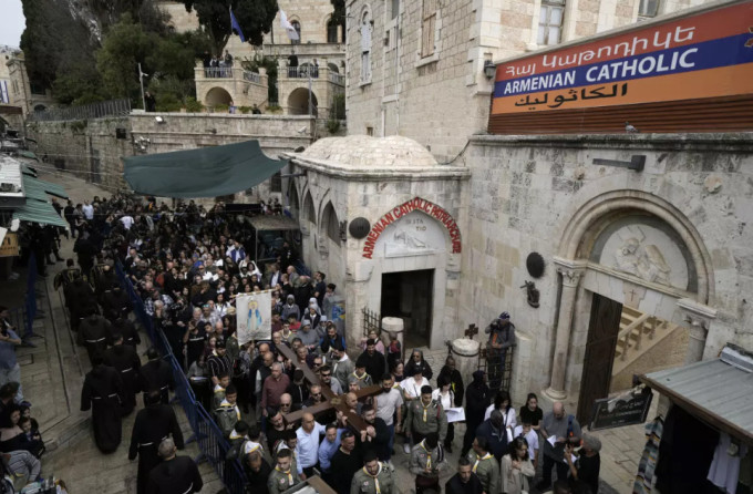 Các tín đồ chủ yếu là người dân địa phương tham gia lễ rước vào ngày 29/3 trên Đường Thánh giá ở Jerusalem. Năm nay lễ rước chỉ có một nhóm nhỏ tham gia. Ảnh: AP