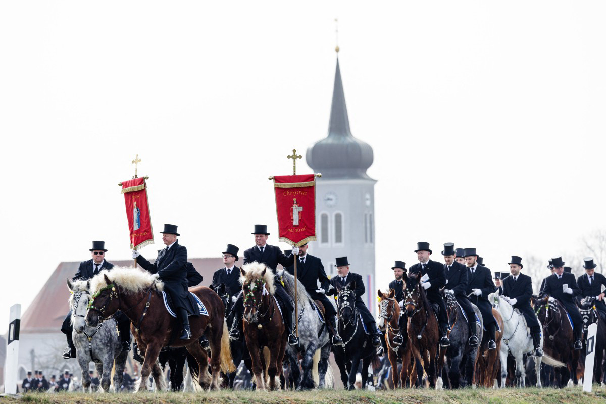Các kỵ sĩ người Sorb mặc trang phục truyền thống màu đen, vừa hát vừa cưỡi ngựa trong lễ rước ngựa Phục sinh theo truyền thống của người dân tộc Sorb vào sáng 31-3 tại Ralbitz, miền đông nước Đức - Ảnh: AFP