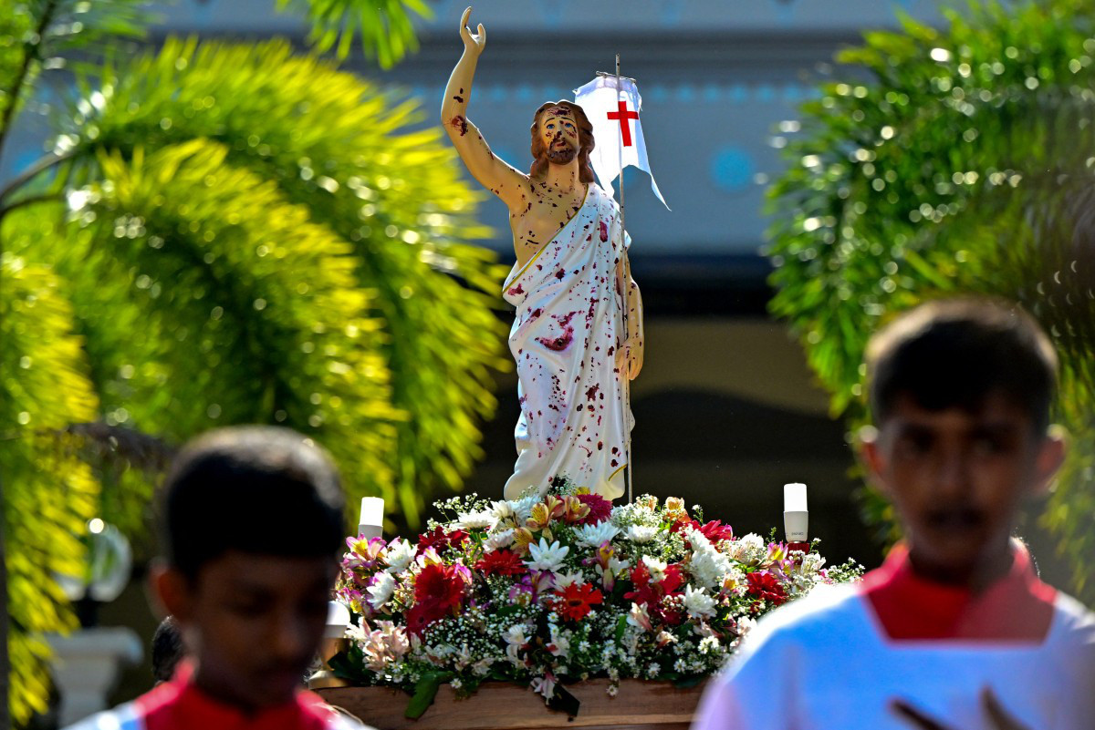 Sáng 31-3, người dân đang rước kiệu với bức tượng Chúa Giê-su bị hư hại trong vụ đánh bom vào ngày Phục sinh năm 2019 tại nhà thờ Thánh Sebastian ở Katuwapitiya, Sri Lanka - Ảnh: AFP