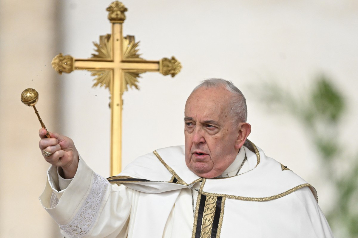 Giáo hoàng Francis, người đứng đầu Giáo hội Công giáo, vẩy nước thánh ban phép lành cho những người tham dự Thánh lễ Phục sinh ở quảng trưởng Thánh Peter, Vatican sáng 31-3 - Ảnh: AFP
