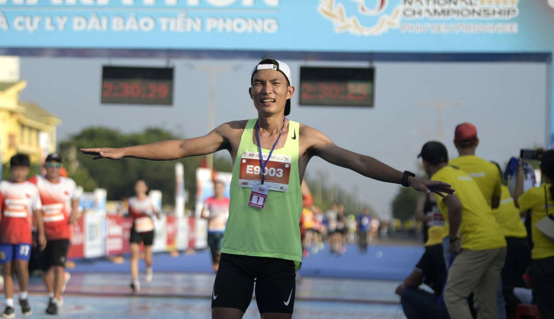 Hoàng Nguyên Thanh vô địch marathon nam - Ảnh: NHƯ Ý