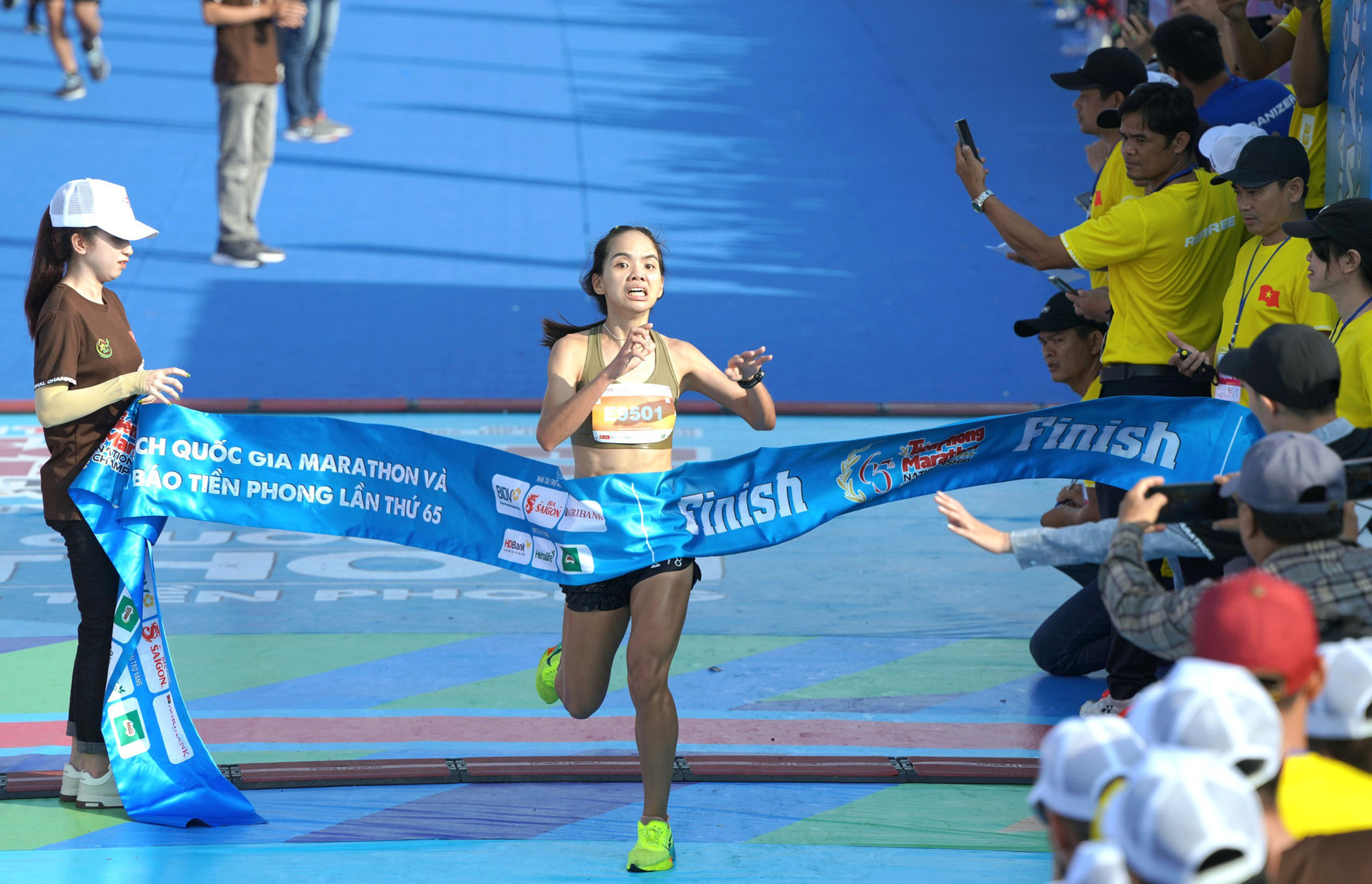 Hoàng Thị Ngọc Hoa đánh bại Lê Thị Tuyết để lên ngôi vô địch marathon quốc gia 2024 - Ảnh: NHƯ Ý