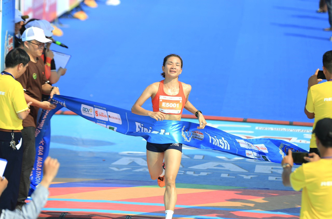 Nhà vô địch SEA Games 32 Nguyễn Thị Oanh vô đối trên đường đua 5km nữ - Ảnh: NHƯ Ý
