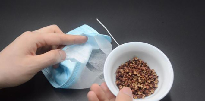 Sử dụng khẩu trang để đặt hạt tiêu dưới gầm giường nhằm khử mùi hôi và đuổi côn trùng. Ảnh: sohu