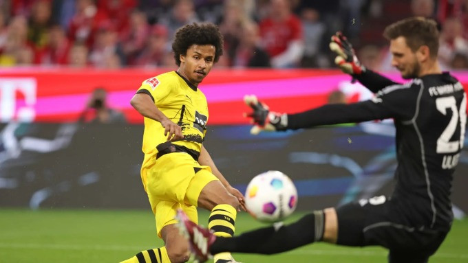 Adeyemi mở tỷ số trận Dortmund thắng Bayern 2-0 ở vòng 27 Bundesliga tối 30/3 trên sân Allianz Arena. Ảnh: Corbis
