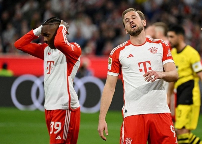Kane thất vọng sau pha dứt điểm hỏng trong trận Dortmund thắng Bayern 2-0 ở vòng 27 Bundesliga tối 30/3 trên sân Allianz Arena. Ảnh: Reuters