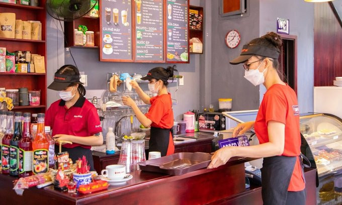 Nhân viên làm việc trong một cửa hàng cà phê tại TP HCM, tháng 10/2022. Ảnh: Hồng Châu