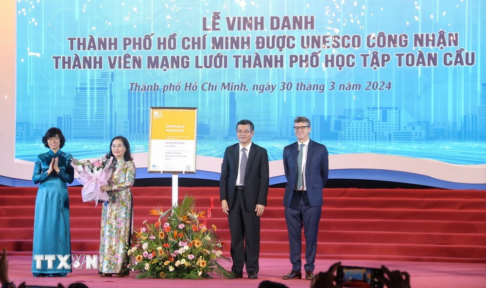 Lễ trao chứng nhận của UNESCO cho Thành phố Hồ Chí Minh là thành viên mạng lưới thành phố học tập toàn cầu. (Ảnh: Thu Hương/TTXVN)