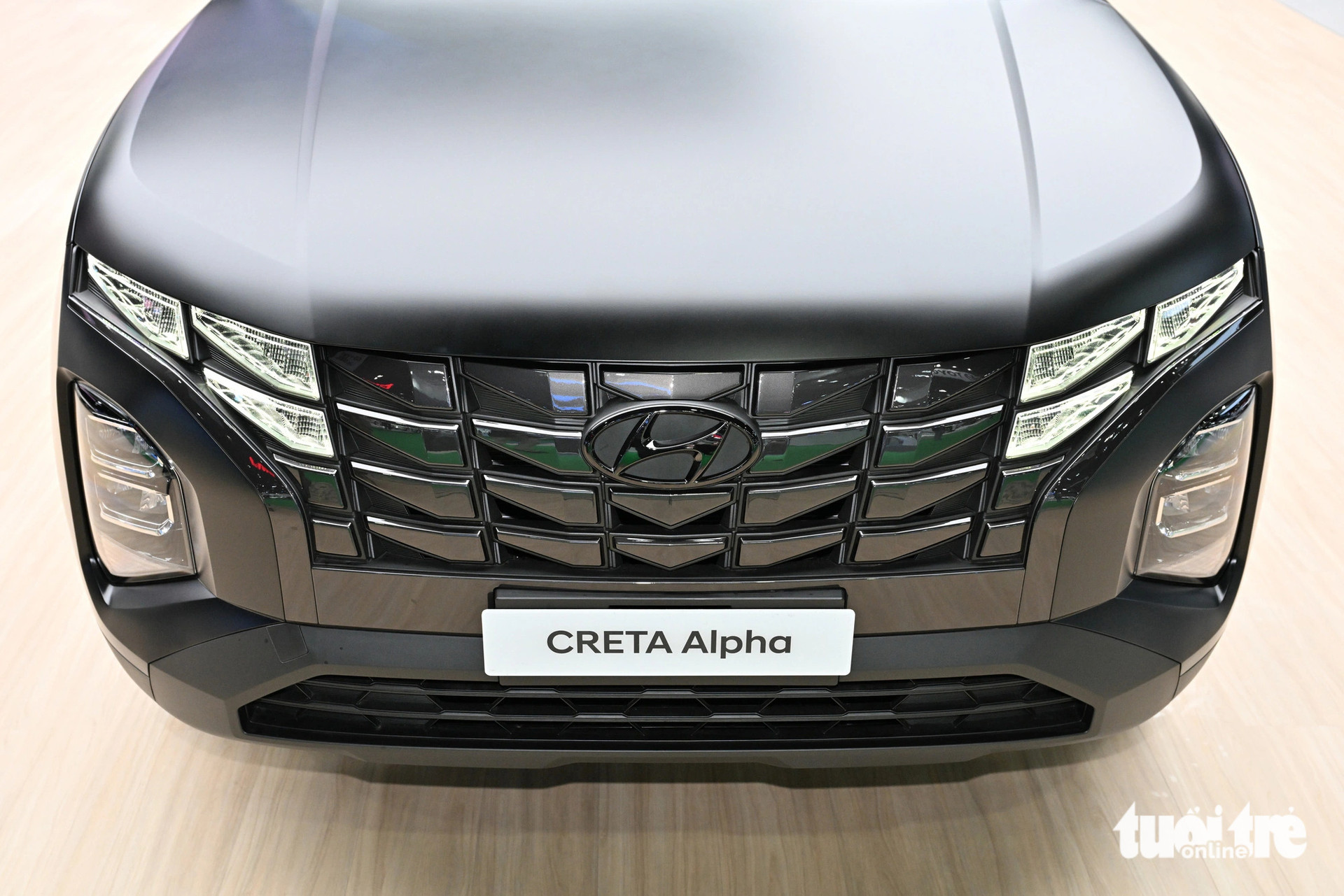 Đầu xe Hyundai Creta Alpha sở hữu lưới tản nhiệt được mạ chrome tối màu. Cụm đèn pha LED phản xạ đa điểm, bên cạnh đèn LED ban ngày tiêu chuẩn.