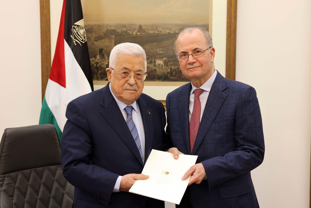 Tổng thống Palestine Mahmoud Abbas (trái) trao quyết định bổ nhiệm ông Mohammed Mustafa làm Thủ tướng mới, tại thành phố Ramallah (Bờ Tây), ngày 14/3/2024. (Ảnh: THX/TTXVN)