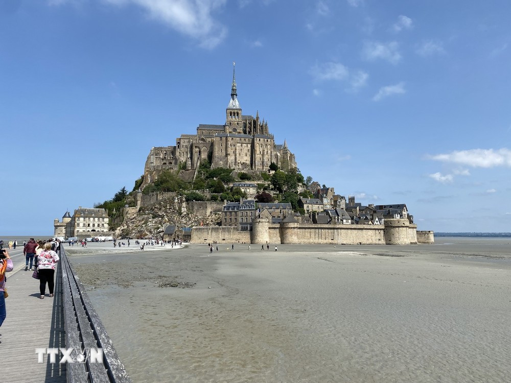 Mỗi khi thủy triều lên, tu viện Mont-Saint-Michel giống như một ngọn hải đăng nhìn ra biển. (Ảnh: Nguyễn Thu Hà/TTXVN)