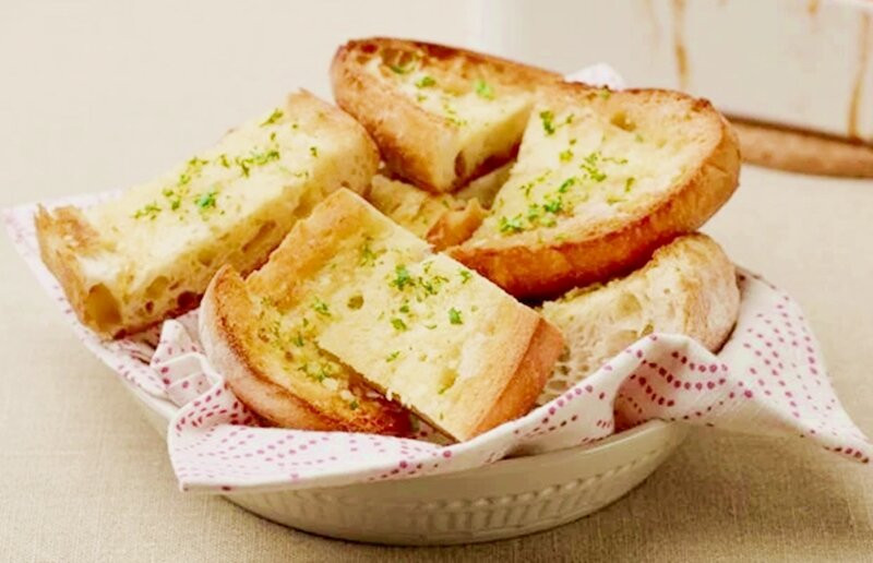 Bánh mỳ bơ tỏi không chỉ là một lựa chọn đơn giản cho bữa ăn vặt mà còn là một trải nghiệm ẩm thực đầy hấp dẫn.