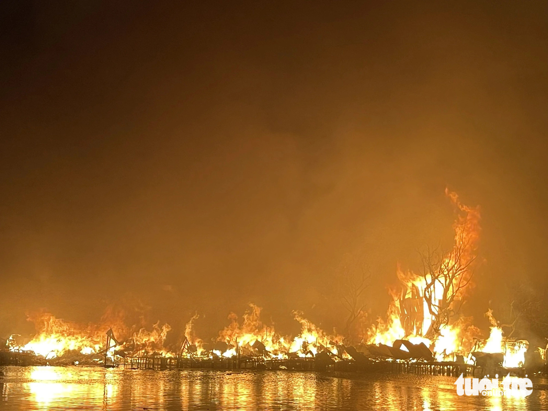 Dãy nhà ven kênh ở quận 8 bốc cháy dữ dội, ngọn lửa đỏ rực cả khung trời vào tối 1-4 - Ảnh: THÀNH HUY