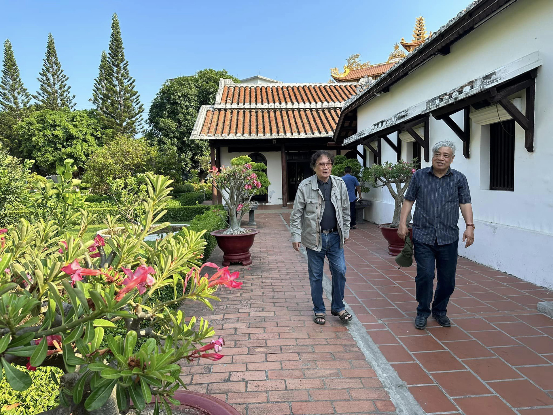 Ông Trần Mai Hạnh (trái) và em trai Trần Mai Hưởng thăm Phan Thiết mới đây trong hành trình xuyên Việt thăm lại chiến trường cũ, người xưa - Ảnh: Facebook Trần Mai Hưởng