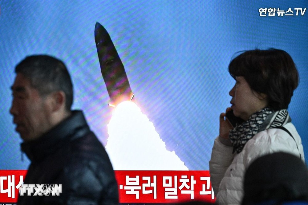 Bản tin về một vụ phóng tên lửa của Triều Tiên được phát sóng tại Seoul, Hàn Quốc, ngày 18/3/2024. (Ảnh: AFP/TTXVN)