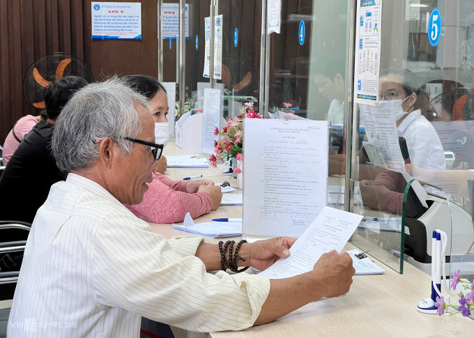 Người dân làm hồ sơ hưởng chế độ tại Bảo hiểm xã hội tỉnh Quảng Nam, tháng 8/2023. Ảnh: Hồng Chiêu