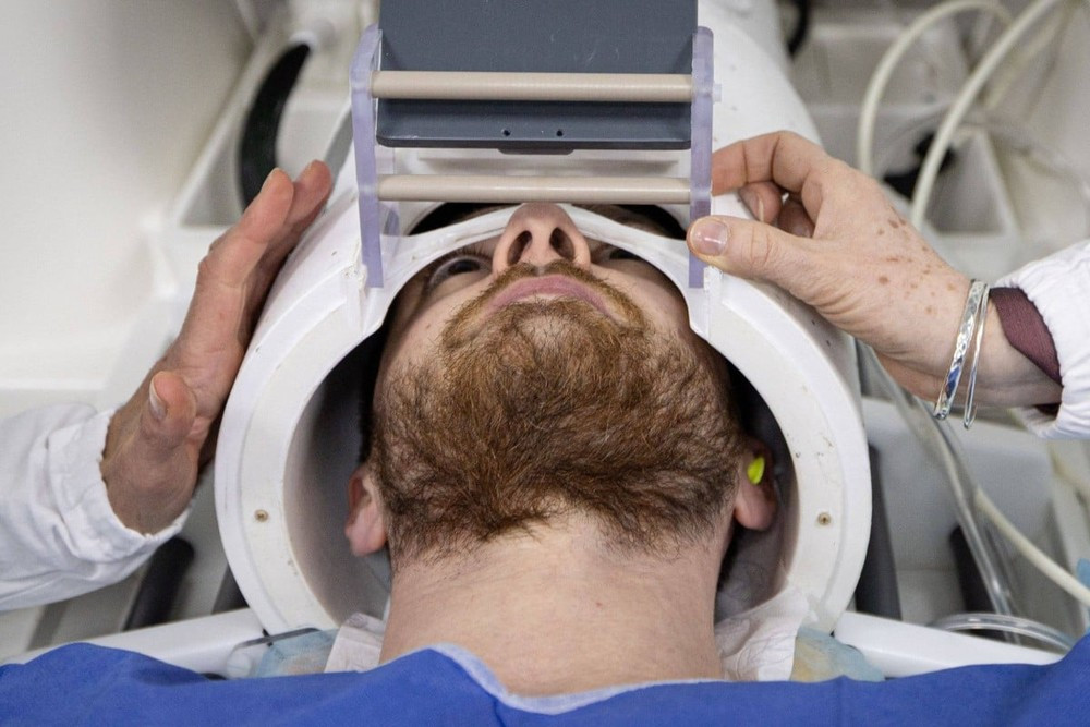 Một tình nguyện viên tham gia thử nghiệm máy chụp MRI. (Nguồn: AFP)