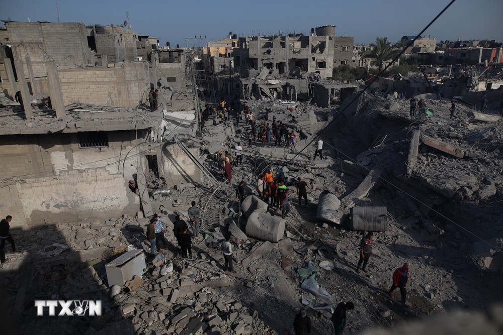 Các tòa nhà bị phá hủy sau cuộc không kích của Israel xuống thành phố Deir el-Balah, Dải Gaza, ngày 2/4. (Ảnh: THX/TTXVN)