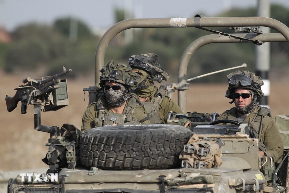 Binh sỹ Israel tuần tra dọc biên giới với Dải Gaza. (Ảnh: THX/TTXVN)