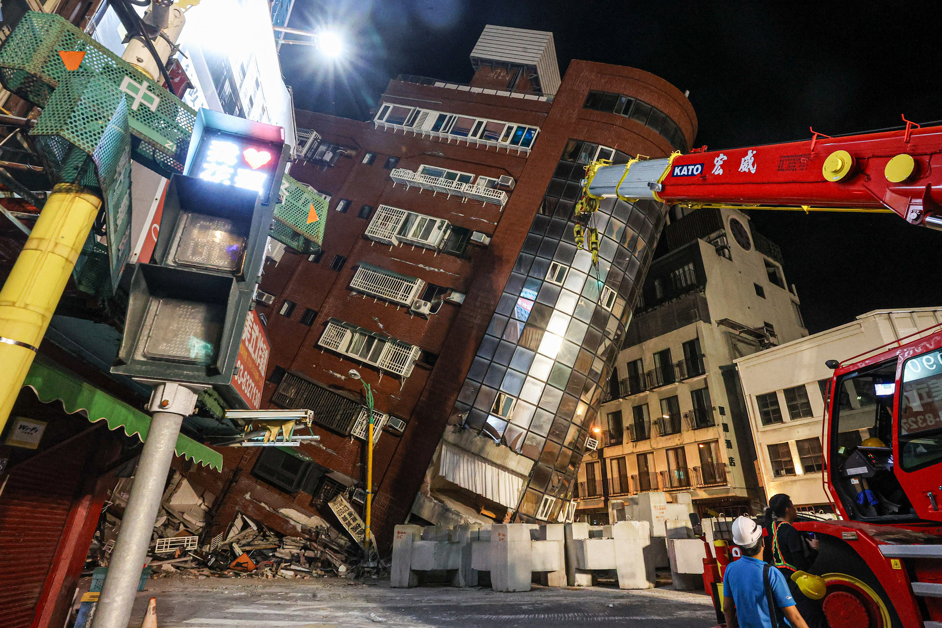 Một tòa nhà bị nghiêng sau động đất ở Hoa Liên, Đài Loan - Ảnh: AFP