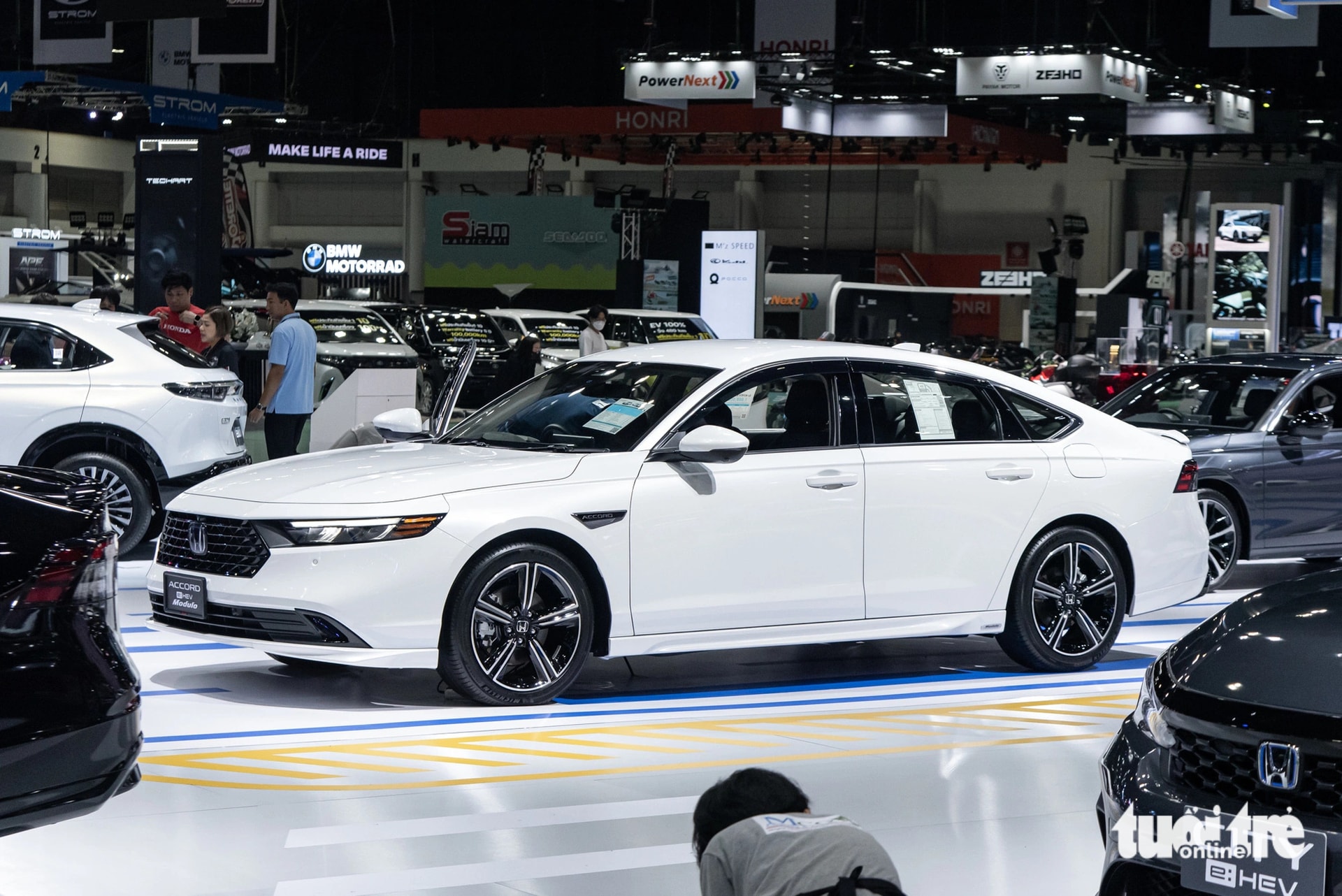 Honda Accord phiên bản giữa (e:HEV EL) trang bị bộ bodykit Modulo với sự bổ sung của ốp cản trước, ốp hông và ốp cản sau thể thao hơn.