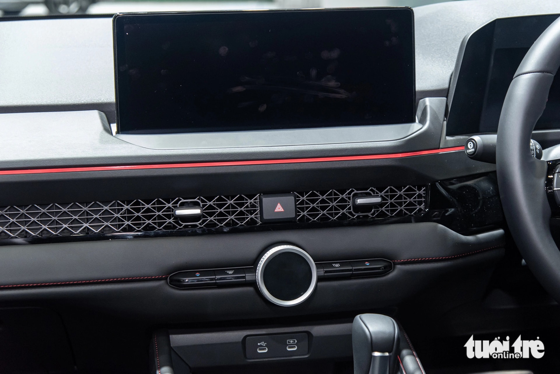 Honda Accord tại thị trường châu Á có các núm chỉnh hệ thống làm mát được tối giản với chỉ duy nhất 1 núm xoay ở giữa và một số núm bấm vật lý. Ngoài ra, bằng cách ấn vào nút trước khi xoay, người dùng có thể lựa chọn điều chỉnh âm lượng, nhiệt độ và đèn. Trong khi đó, Accord bán tại Mỹ được trang bị 3 núm xoay và nhiều nút vật lý, khá giống với City, Civic hay CR-V đang bán tại Việt Nam. 