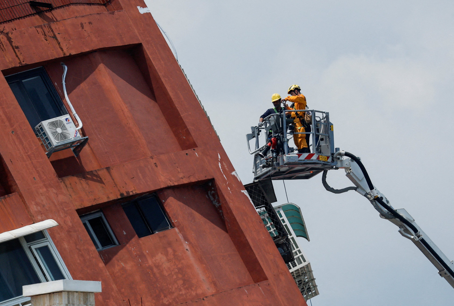 Công tác cứu hộ đang được tiến hành tại một số tòa nhà chịu thiệt hại sau động đất tại huyện Hoa Liên, Đài Loan ngày 4-4 - Ảnh: REUTERS