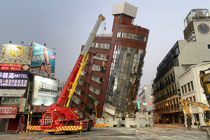 Tòa nhà 8 tầng trên đường Xuanyuan, huyện Hoa Liên, đảo Đài Loan bị sập sau động đất ngày 3/4. Ảnh: AFP