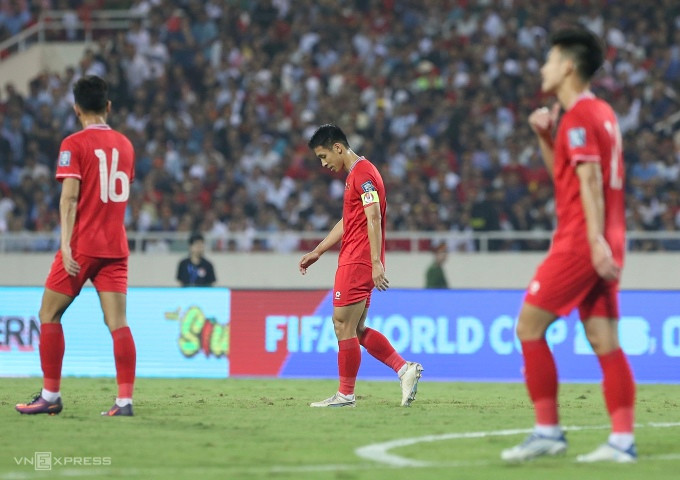 Cầu thủ Việt Nam thất vọng ở trận thua Indonesia 0-3, thuộc lượt bốn bảng F vòng loại hai World Cup 2026, hôm 26/3. Ảnh: Hiếu Lương