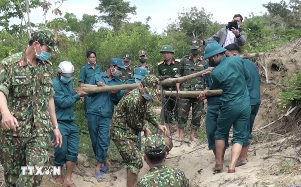 Bộ Chỉ huy Quân sự tỉnh Phú Yên chuẩn bị cho kích nổ một quả bom phát hiện tại huyện Sông Hinh. (Ảnh: TTXVN phát) ttxvn_hau qua bom min (1).jpg