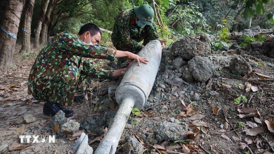 Trung tâm xử lý bom mìn Binh đoàn 16 xử lý và di dời quả bom MK-82 (Snake Eye) nặng hơn 150kg, được phát hiện tại công trình xây dựng, nạo vét suối thuộc ấp 4, xã Tân Thành, thành phố Đồng Xoài, tỉnh Bình Phước. (Ảnh: TTXVN phát)