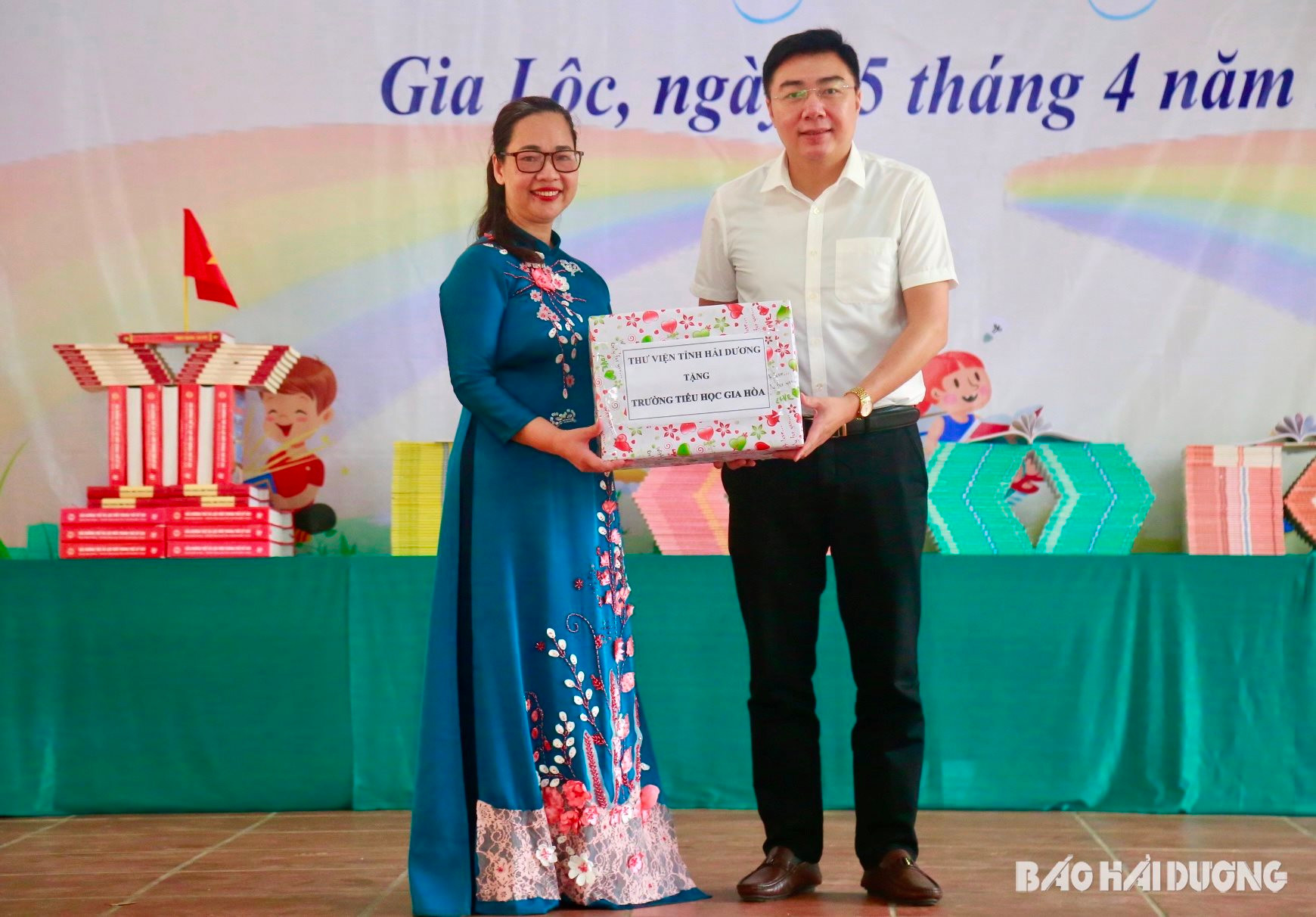 Thư viện tỉnh Hải Dương tặng sách cho Trường Tiểu học Gia Hoà