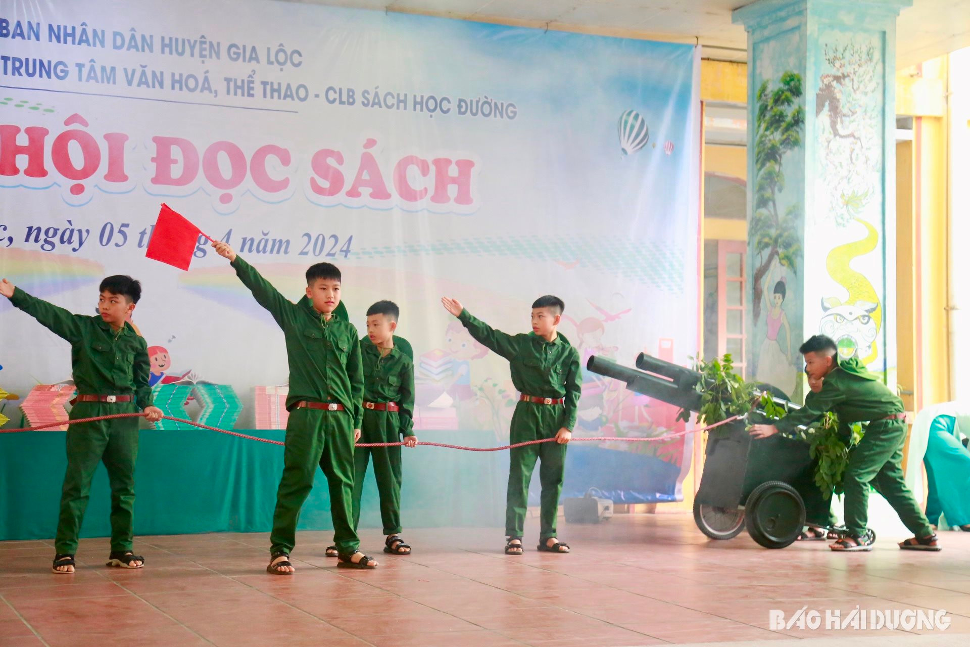 Lịch sử hào hùng của dân tộc được các em học sinh Trường Tiểu học Gia Hoà tái hiện qua hoạt cảnh “Âm vang Điện Biên”