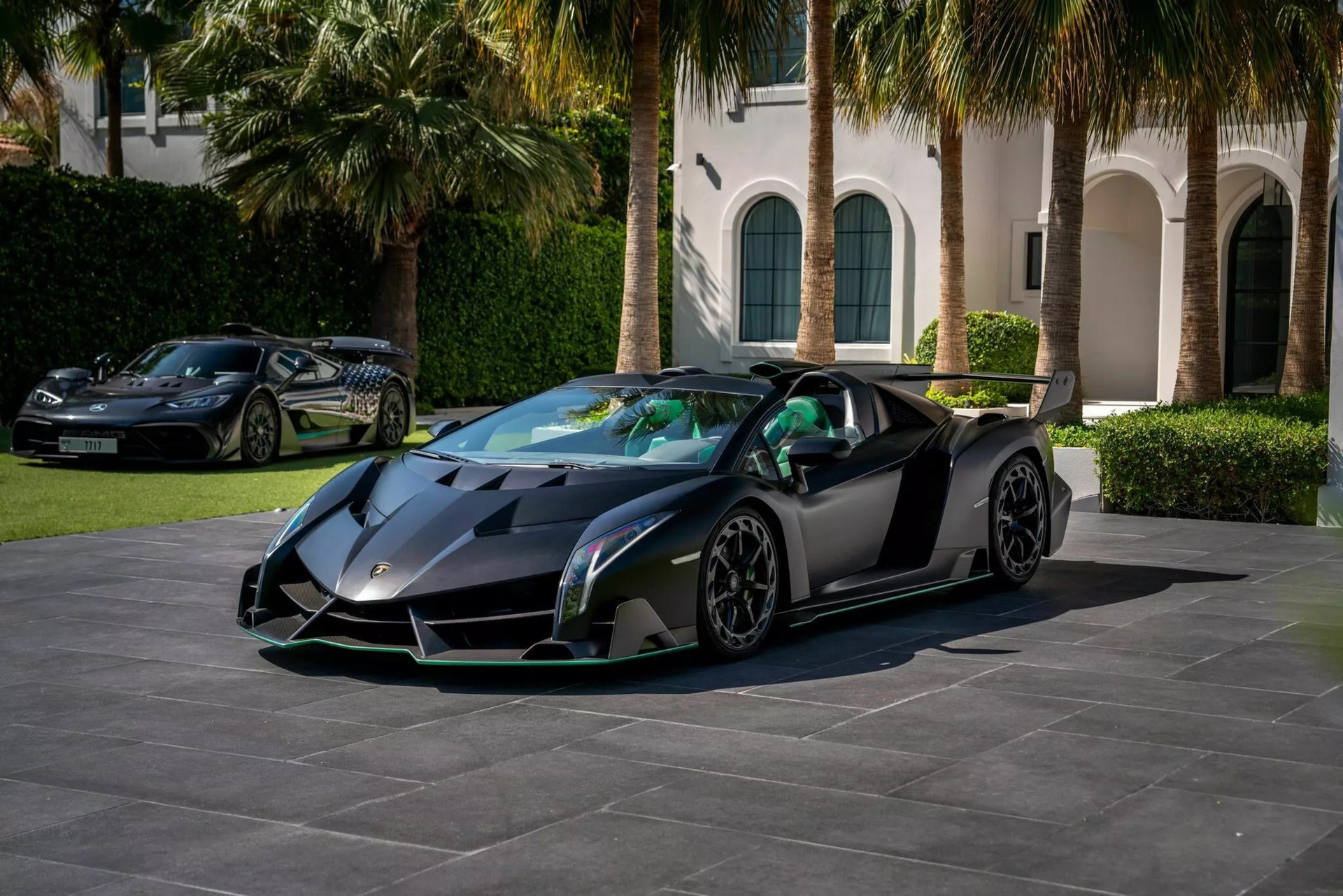 Chiếc Lamborghini Veneno bản mui trần được rao bán sở hữu ngoại thất đan xen giữa tông đen nhám của sợi carbon trần và xanh lá từ các chi tiết trang trí - Ảnh: SBX Cars