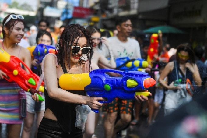 Du khách tham gia lễ Songkran ở Bangkok năm 2023. Ảnh: Reuters