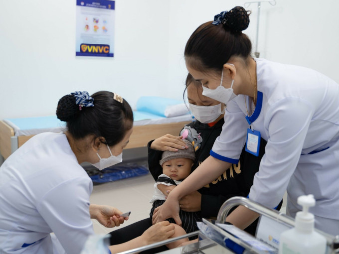 Trẻ được tiêm vaccine phòng bệnh tại VNVC. Ảnh: Mộc Thảo
