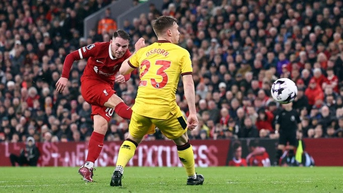 MacAllister (đỏ) sút xa nâng tỷ số lên 2-1 cho Liverpool trên sân Anfield, Anh hôm 4/4. Ảnh: Reuters