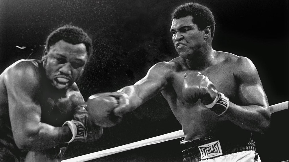Trận so găng kinh điển giữa võ sỹ huyền thoại Muhammad Ali (phải) và Joe Frazier vào tháng 10/1975. (Ảnh: AP)