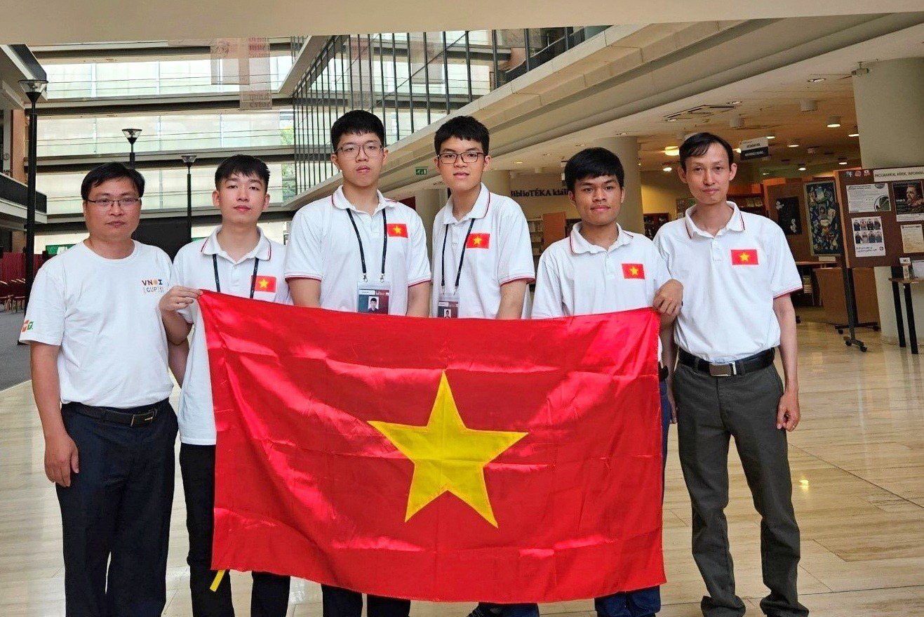 Đội tuyển tin học Việt Nam dự Olympic quốc tế năm 2023 - Ảnh: MOET
