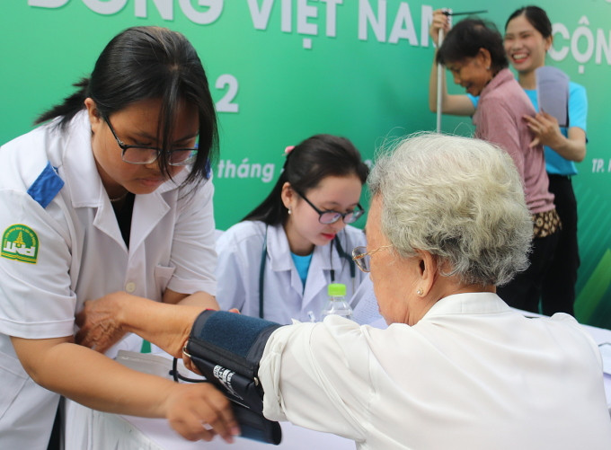 Người dân được kiểm tra sức khỏe, tư vấn dinh dưỡng tại Ngày hội Dinh dưỡng Việt Nam, ngày 6/4. Ảnh: Hiểu Khuê